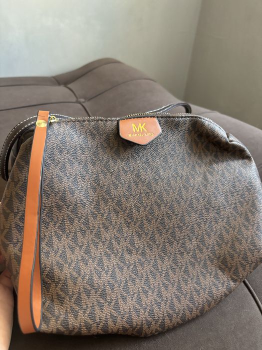 Сумки черые и коричневые