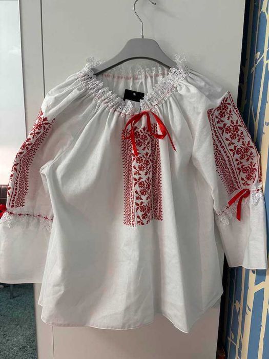 Ie alba cu aplicatii cusute rosii masura 46-48