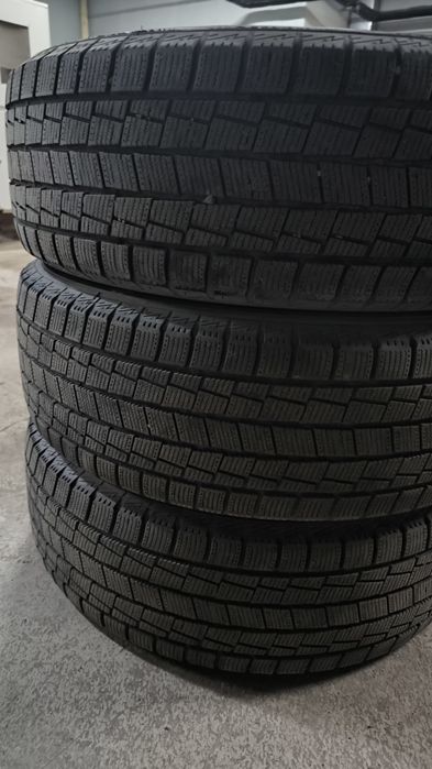 Три баллона , шины  235-60-R18  .