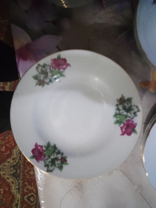 Продаю тарелки мелкие 16, глубокий 12, суповые 3, салатницы