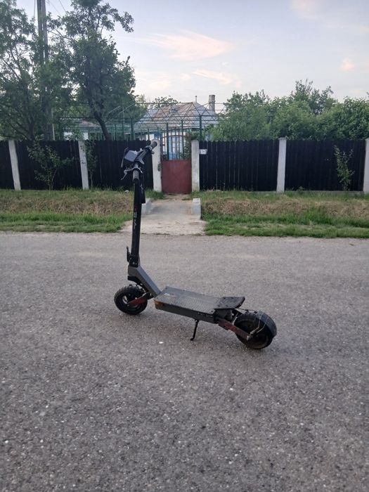 Vând trotineta electrica cu tot cu casca