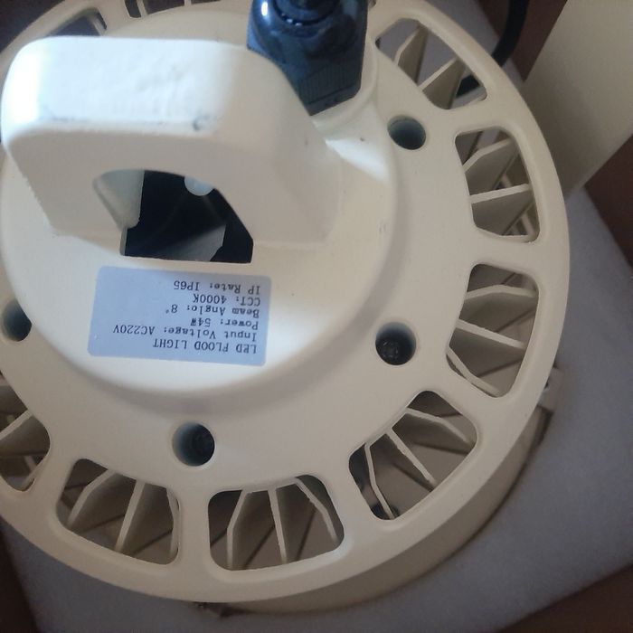 Прожектор новый продам