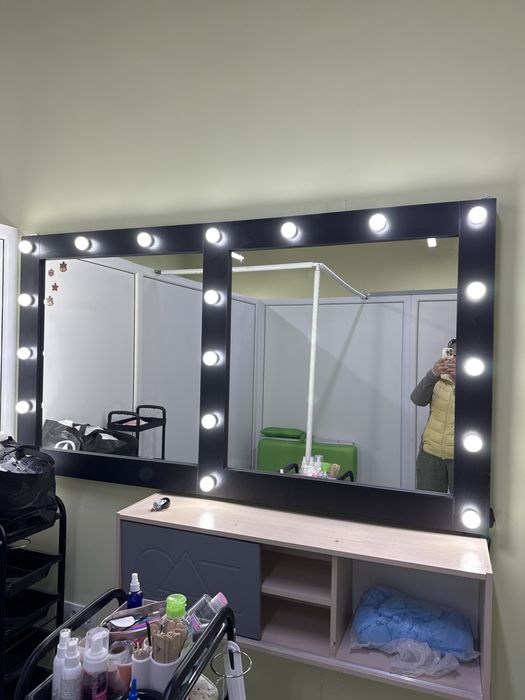 Продам двойное зеркало с подсветкой.