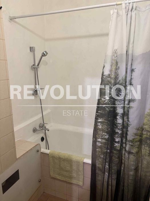 Тристаен апартамент в района на кв. Кючук Париж