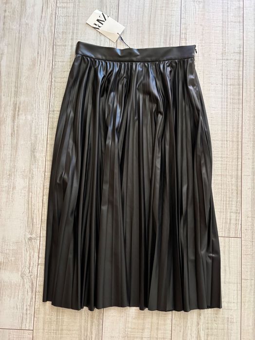 Красива черна пола солей ZARA сатен, кожа