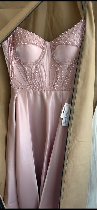 Официална бална рокля която е носена само веднъж