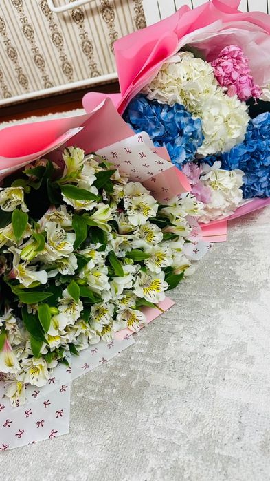 гортензии и альстромерия