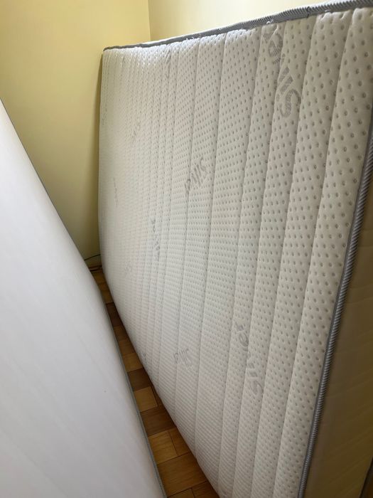 Pat HASLEV 140x200 gri cu Somiera și Saltea cu Pachete de Arcuri