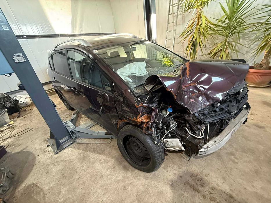 НА ЧАСТИ Toyota Corolla Verso 1.6 VVTI 110кс ръчка  2008г фейслифт