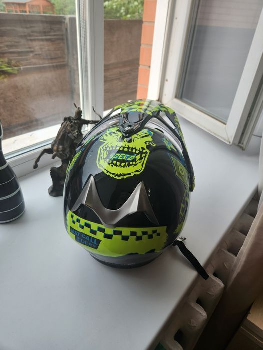 Кроссовый шлем зелёного цвета
