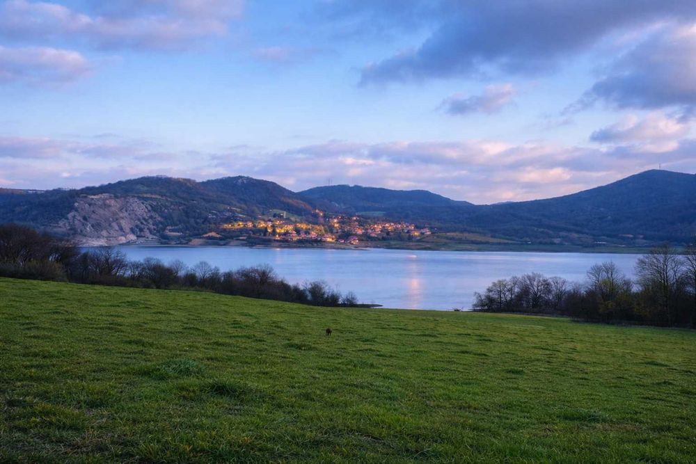 Имот до с. Дебелец, яз. Цонево – 100 м от водата, Гледка, Риболов