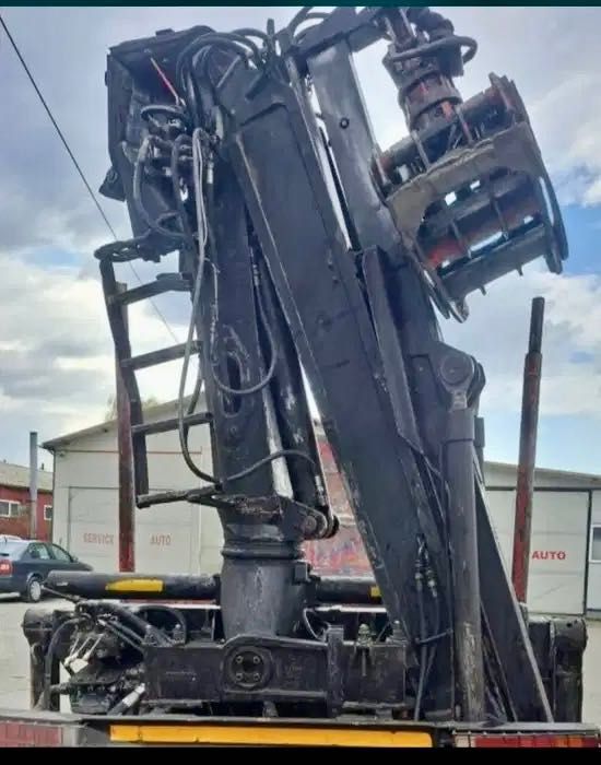 Camion cu macara forestieră