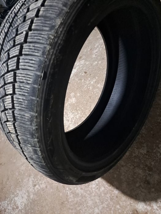 Vând anvelope de iarna M+S 235/40/18