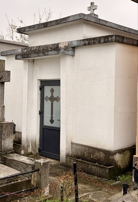 Cripta supraterana,loc de veci 4 locuri in cimitirul Sf.gheorghe,Pitesti.