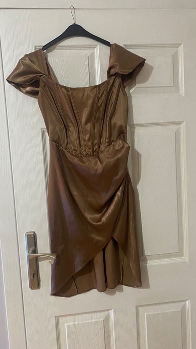 Къса кафява рокля