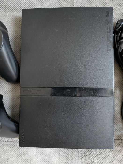PlayStation 2 model SCPH-7003 aproape impecabil