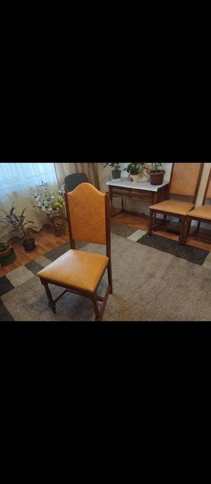 Vând scaune din lemn masiv