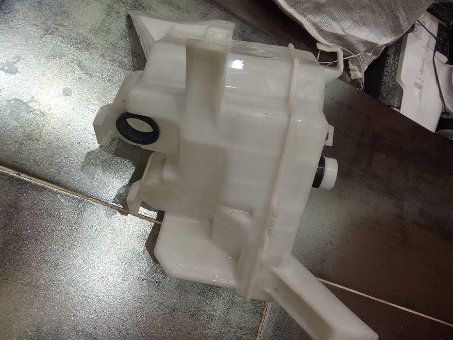 Бачок омывателя Toyota Corolla 150. Auris e15 .