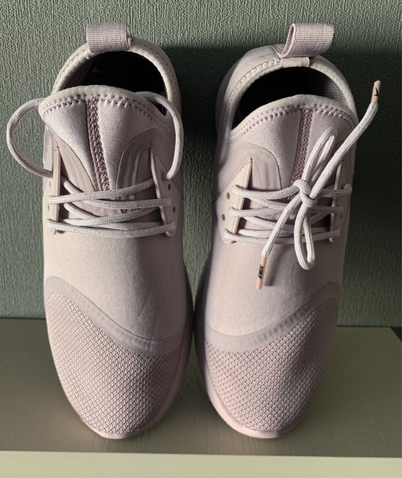 Нови дамски маратонки Nike Lunarcharge Essential