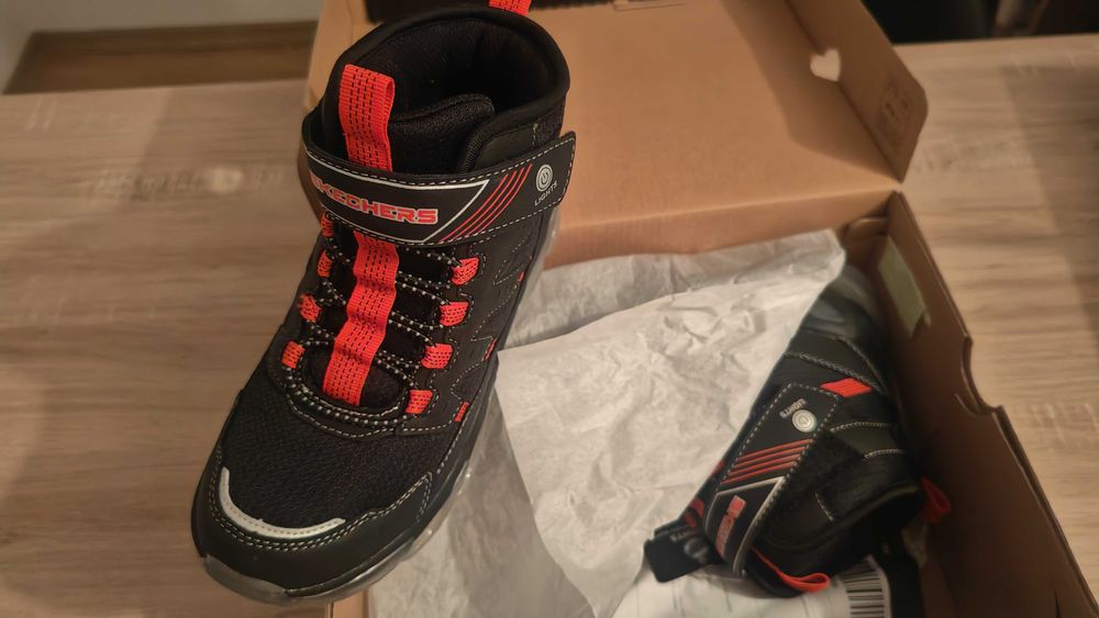 Vând ghete noi ,in cutie,Skechers, cu lumini, copii 34