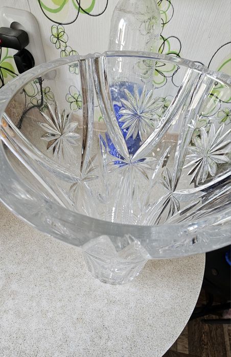 Продам хрустальную вазу