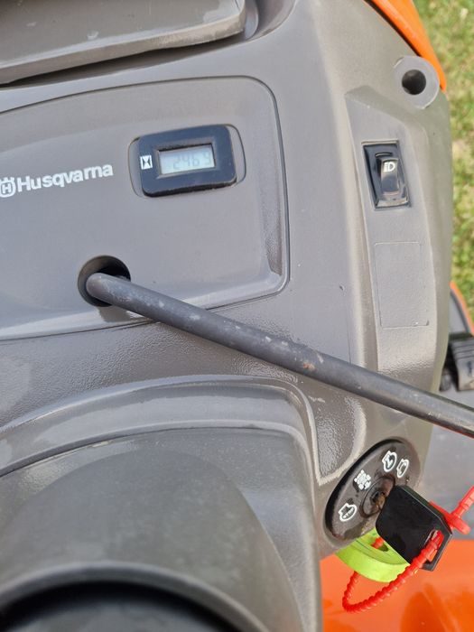Tractoras tuns gazon Husqvarna TC138
