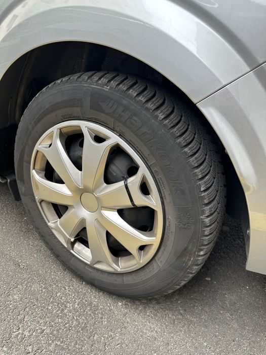 Jante tablă cu capace și cauciucuri de iarnă Hankook 185/65 R15 88T