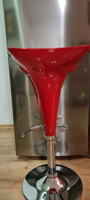 Продавам въртящ се стол