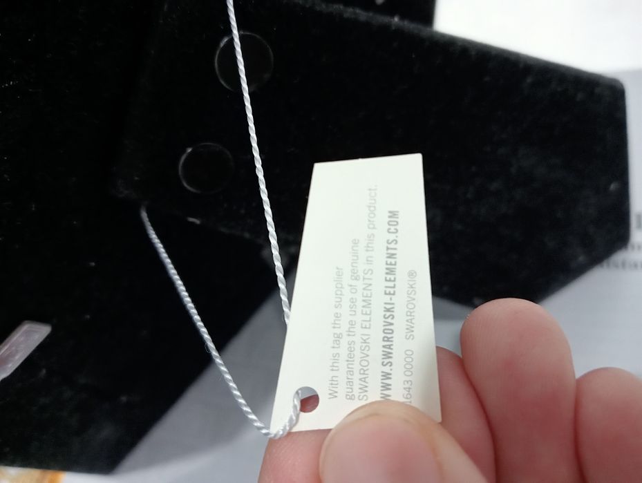 Продам со сваровскими камнями красивый