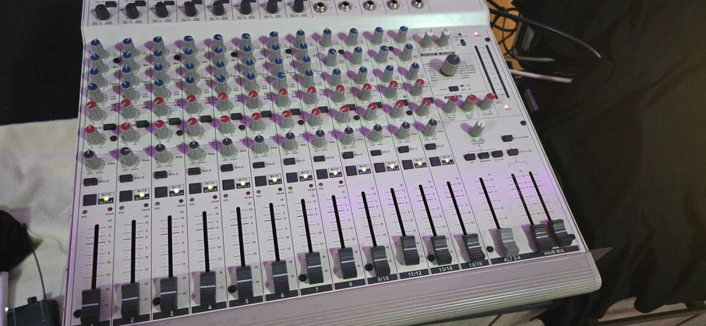 Смесителен пулт Wharfedale Pro R-2004FX (8 Mic/Line + 4 Stereo + Ефекти)