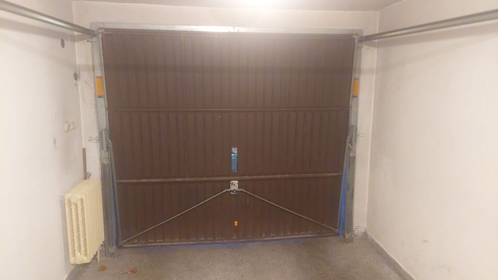 Продавам немска врата за гараж Hormann  2.40м шорока, 2,10м висока