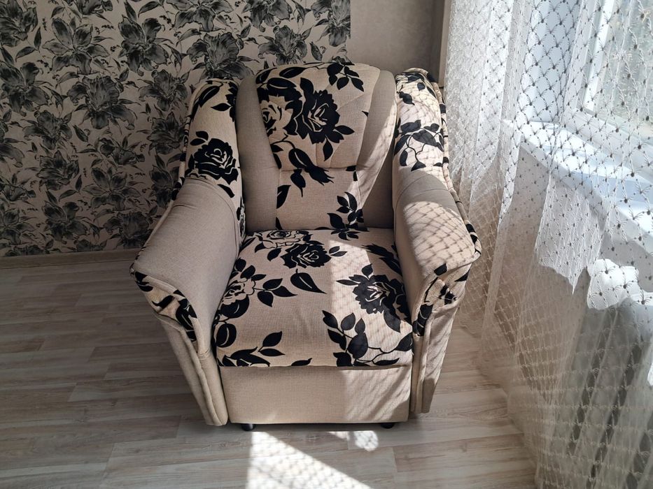 Продам диван с двумя креслами