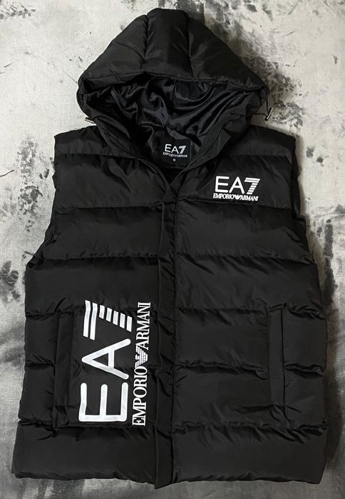 Vând vesta noua de bărbați Emporio Armani EA7