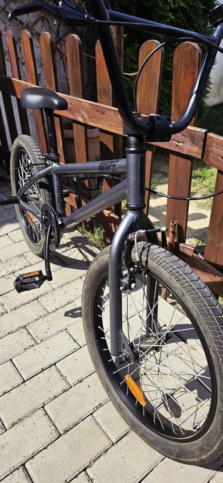 Bicicletă BMX 20 inch – stare foarte bună, tuburi metalice adăugate