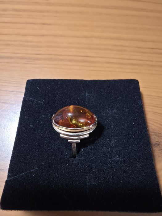 Продаю  золотой перстень  с  янтарём