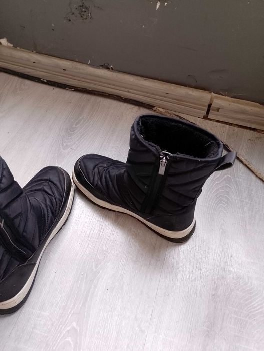 Продавам ботуши и маратонки.