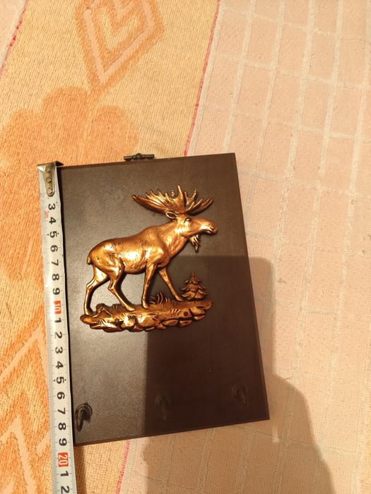 Настенная ключица (вешалка для ключей)).