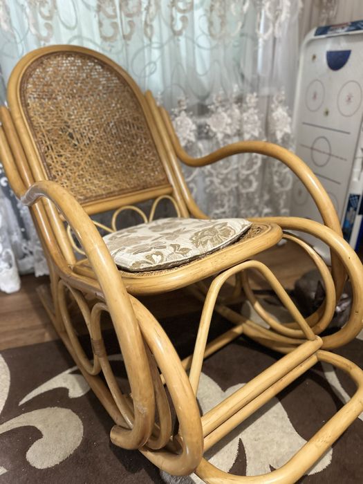 Кресло качалка из ротанга