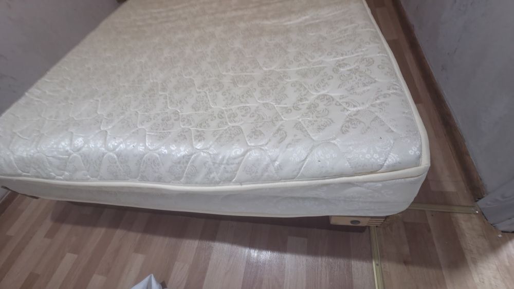 Продам матрас 1.6×2