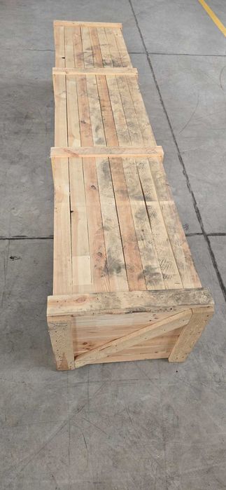 САНДЪК / ДЪРВЕНА КУТИЯ с капак от масивно дърво върху палет