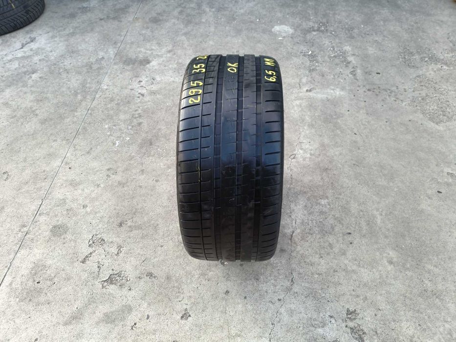 O anvelopa de vara 295 35 21 vredestein ultrac vorti 6,5 mm