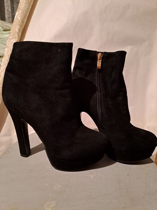 Аяқ киімдер бу сатылады