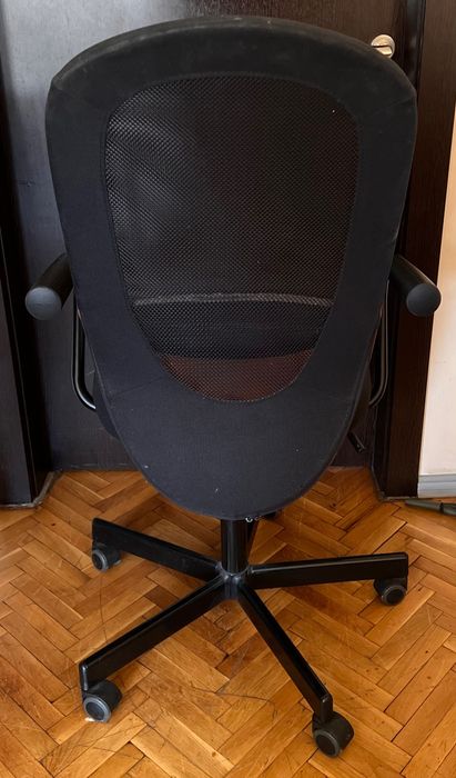 Ергономичен офис стол с мрежеста облегалка и подлакътници