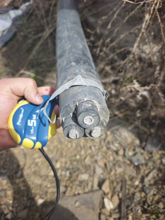 Столбы освещения новые, кабель брони