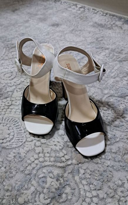 Женские босоножки