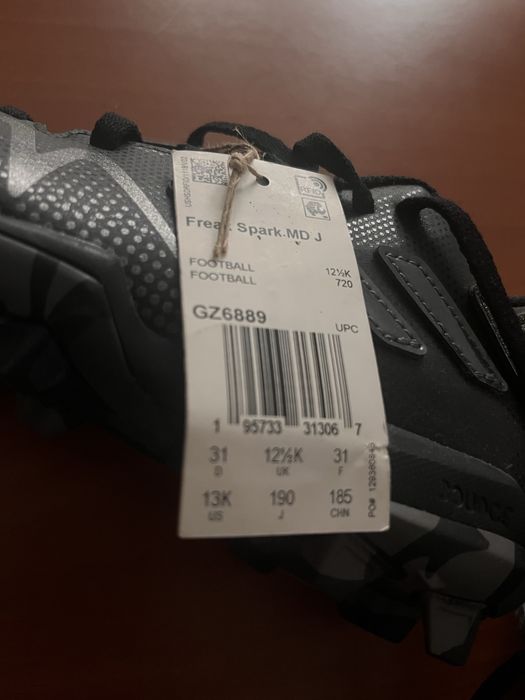 Adidasi fotbal cu crampoane