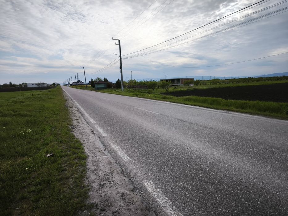 Teren de vânzare între Petrești și Mircești pe drumul principal