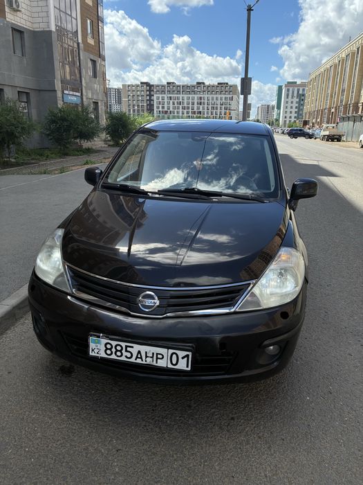 nissan tiida 2011