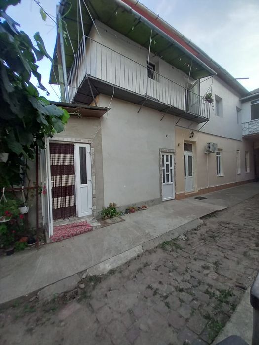 Vând apartament în centru