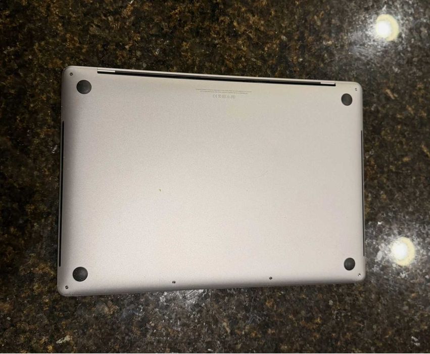 Macbook Pro 15 inch 2018 oxiri + Srochna sotiladi